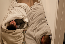 Vratila sam se kući i zatekla decu na podu – ono što je moj muž uradio me je slomilo