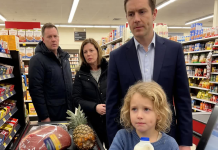 Kupila sam mlijeko djevojčici — sljedećeg dana muškarac sa obezbjeđenjem pojavio se na mojim vratima