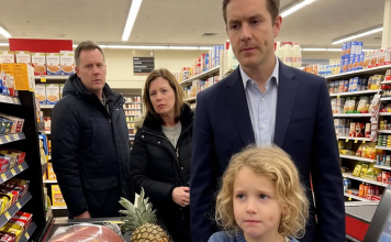 Kupila sam mlijeko djevojčici — sljedećeg dana muškarac sa obezbjeđenjem pojavio se na mojim vratima