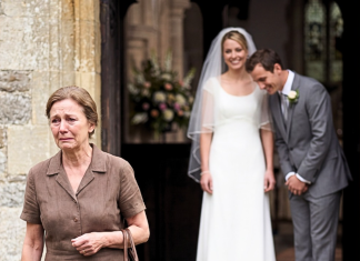 „Nisi više deo porodice“: Majka ponižena na venčanju, a onda se istina razotkrila