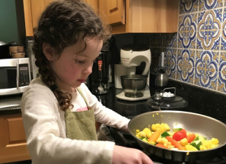 Djevojčica koja se bojala da neće biti voljena ako ne čisti i ne kuha