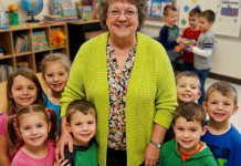 Ismejala je moju učiteljsku platu pred svima – a onda je moj sin je ustao i sve promenio