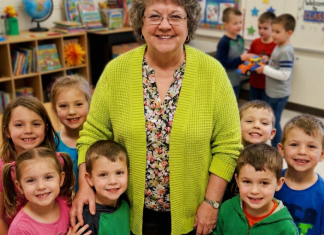 Ismejala je moju učiteljsku platu pred svima – a onda je moj sin je ustao i sve promenio