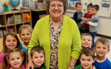 Ismejala je moju učiteljsku platu pred svima – a onda je moj sin je ustao i sve promenio