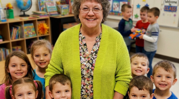 Ismejala je moju učiteljsku platu pred svima – a onda je moj sin je ustao i sve promenio