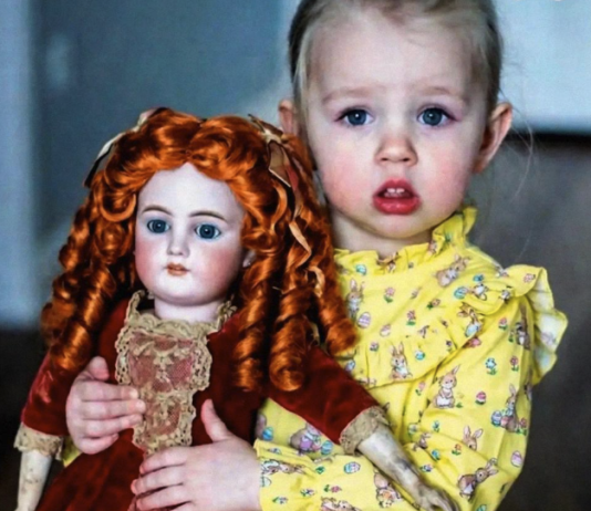 Neobična lutka sa buvljaka: Priča o gubitku, ljubavi i neočekivanoj vezi