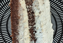 Kremasta torta sa lešnicima koja izgleda kao iz poslastičarnice