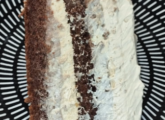 Kremasta torta sa lešnicima koja izgleda kao iz poslastičarnice