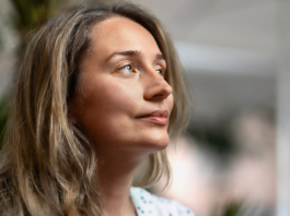 Žena je prvi put putovala prvom klasom zahvaljujući sinu, ali ono što je doživela u avionu zauvek joj je promenilo život